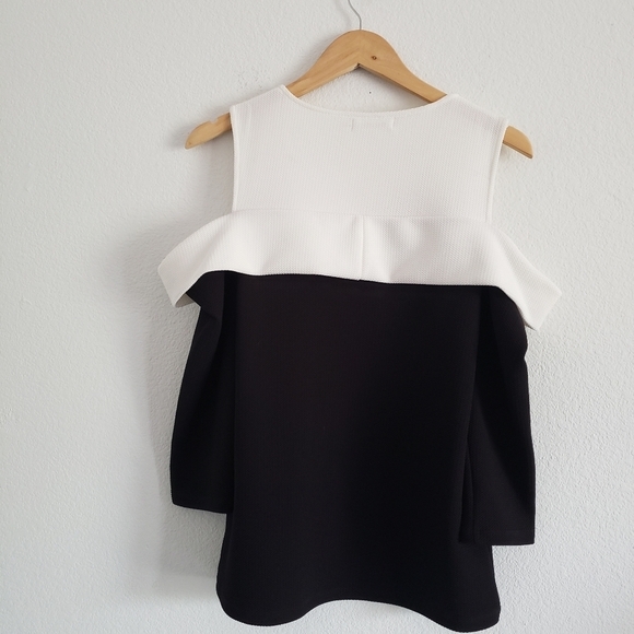 Calvin Klein off the shoulder black and white structure top - Picture 4 of 5